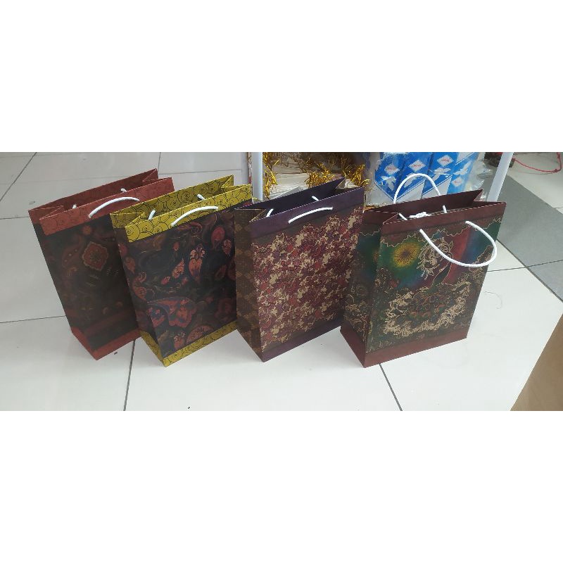 

paper bag buku batik bahan tebal isi 12 pcs terlaris miotip la campur