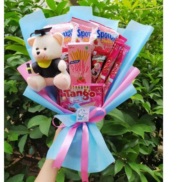 

(S) Buket Snack dan boneka wisuda CANTIK MANIS HADIAH BESTIE PACAR/paket/bingkisan Snack Ulang Tahun/Ultah/ Wisuda/Kado/Hadiah