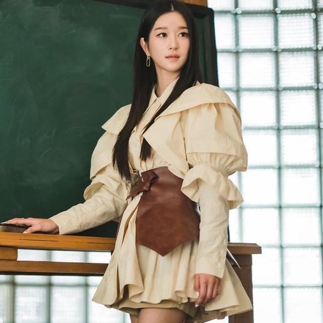 Suhao Xu Ruizhi Gao Wenying gaya yang sama one-piece suit korset kemeja khaki kerah mengacak-acak engah lengan gaun pakaian