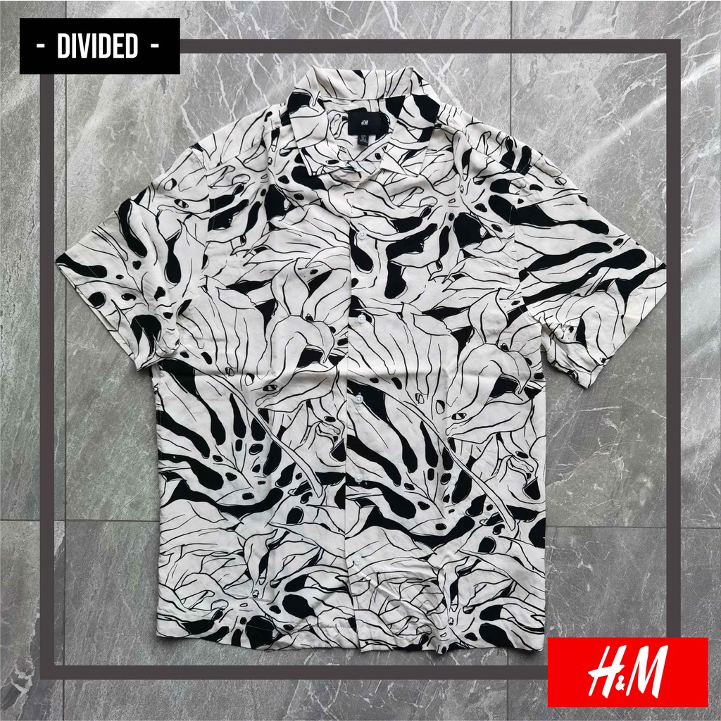 Kemeja Pria Lengan Pendek DIVIDED HnM Putih Abstrak Hitam ORIGINAL