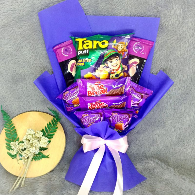 

buket ungu taro ungu , timebreak, nabati ungu , pillow ungu. BUKET WISUDA/ BUKET UNGU/ BUKET CANTIK/ HADIAH ANNIVERSARY/ HADIAH ULANG TAHUN/BUKET TARO/ BUKET MURAH/ BUKET PENGERJAAN CEPAT/ BUKET BOGOR/