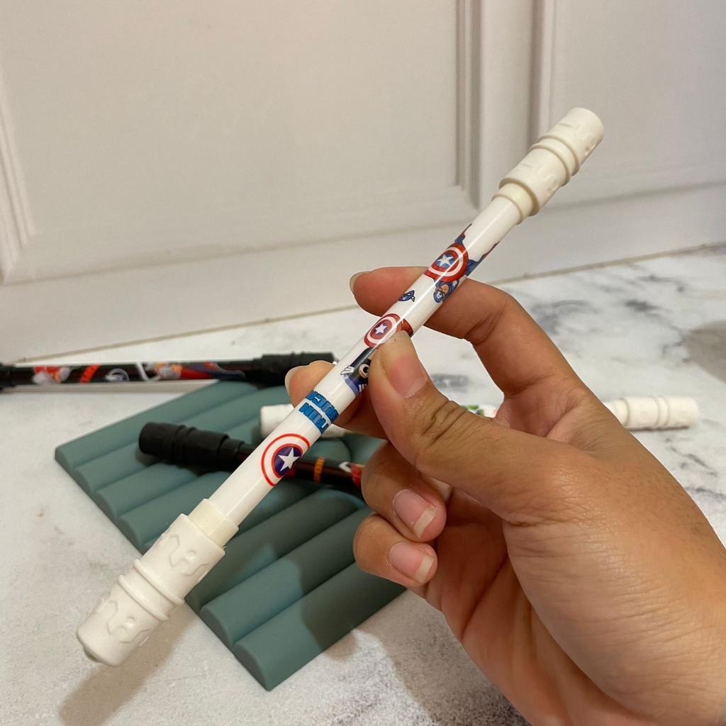 

PULPEN TONGKAT PUTAR AVENGER SUPER HERO CUTE PEN PUTAR CAPT AMERICA THOR HULK EDISI SPESIAL KUALITAS TERBAIK READY GROSIR DAN COD