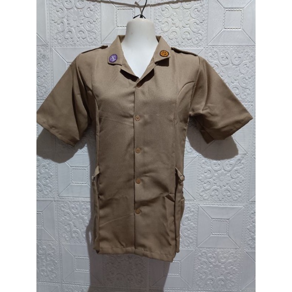 BAJU PRAMUKA GESPER TANGAN PENDEK/BAJU PRAMUKA PEREMPUAN TANGAN PENDEK/BAJU PRAMUKA SNI PEREMPUAN/BAJU PRAMUKA LARICI PENDEK GESPER/SERAGAM PRAMUKA PEREMPUAN