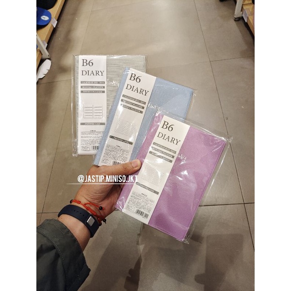 

MINISO Buku Diary dengan Kalender 2023, Monthly dan Weekly Planner (size 18x12.7cm)