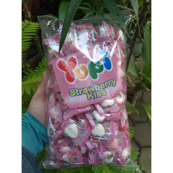 

YUPI KILOAN 1KG PERMEN YUPI MANGO FRUITY PUFF STRAWBERRY