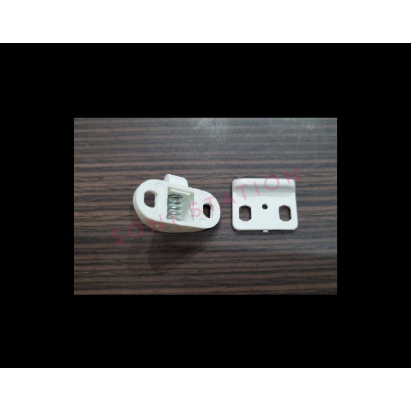 catches putih / tic tac pintu berbahan plastik