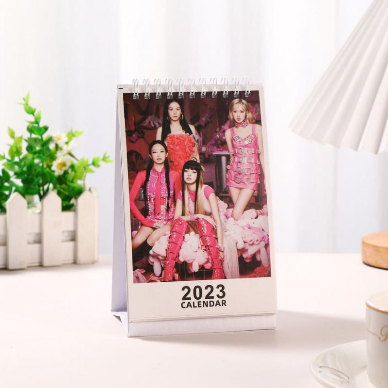 Kalender 2023kalender Idola Korea Foto Stray Kids Pinggiran Kalender Mini Hiasan Meja Alat Tulis Kantor Persediaan Stok New Arrival LY