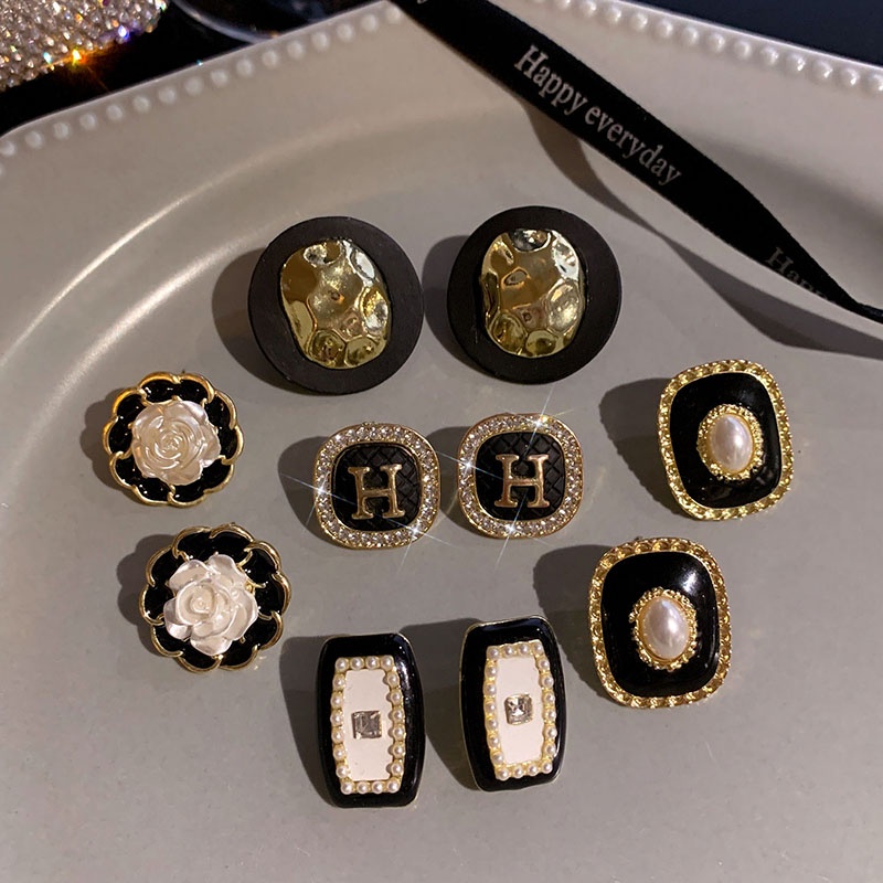 Anting Wanita High-end Hitam Retro Cahaya Anting Mewah Temperamen Selebriti Internet Anting Niche Indah
