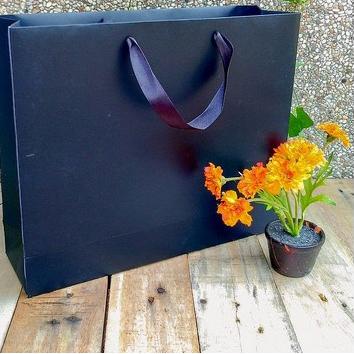 

↷ Paperbag Black Doff Uk. 36 x 30 x 10 cm ㅦ