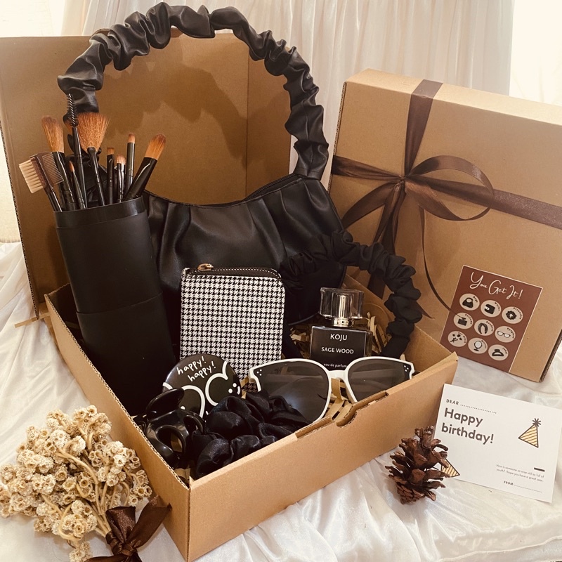 

HAMPERS / GIFT BOX / BOX HAMPERS / HAMPERS HIJAB / KOTAK KADO / HAMPER CEWEK / HAMPERS COWOK / HAMPERS WISUDA / HAMPER ULANG TAHUN / BISA COD