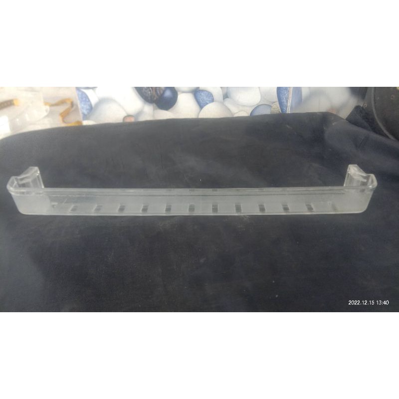 Rak kulkas sharp 2 pintu rak botol bagian pintu atas kulkas shrap 2 pintu BEKAS