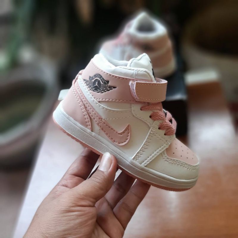 Sepatu Sneakers Anak Perempuan Terbaru