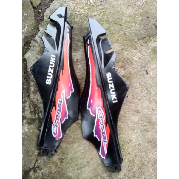 sepasang cover body bodi belakang kanan kiri Suzuki crystal 110 cristal