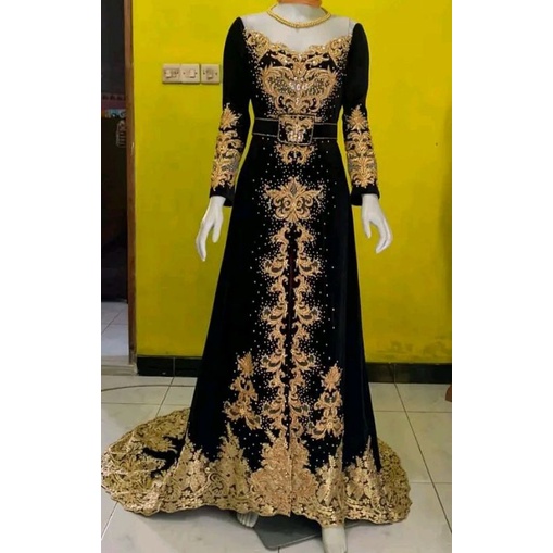kebaya bludru ekor