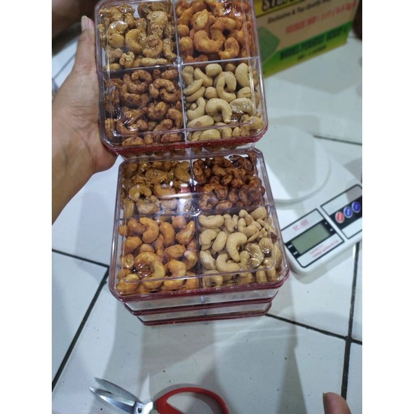 

Goshimastore - Mede sekat 4 isi madu, wijen, pedes, crispy ,original (snack lebaran idul fitri)