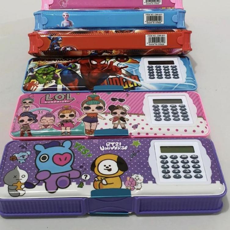 

(Seri)[D18K]-❤) kotak pensil ada kalkulator/pencil case KALKULATOR/TEMPAT PENSIL MAGNET KALKULATOR kekinian