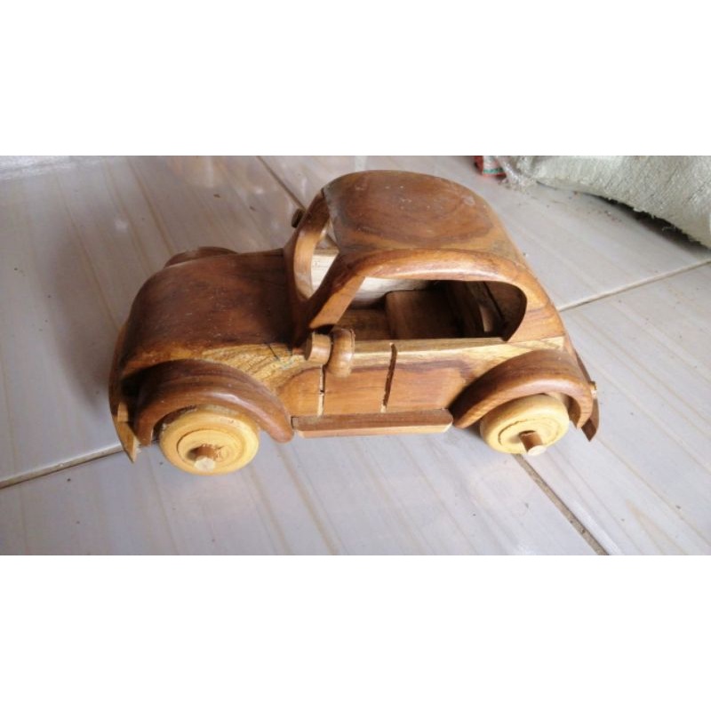 Mobil VW kodok kayu jati
