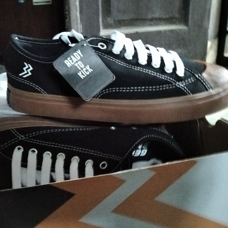 Sepatu Geoff max timeless low black gum size 41 new