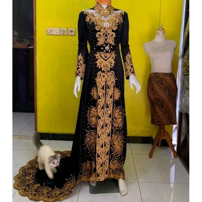 kebaya bludru ekor