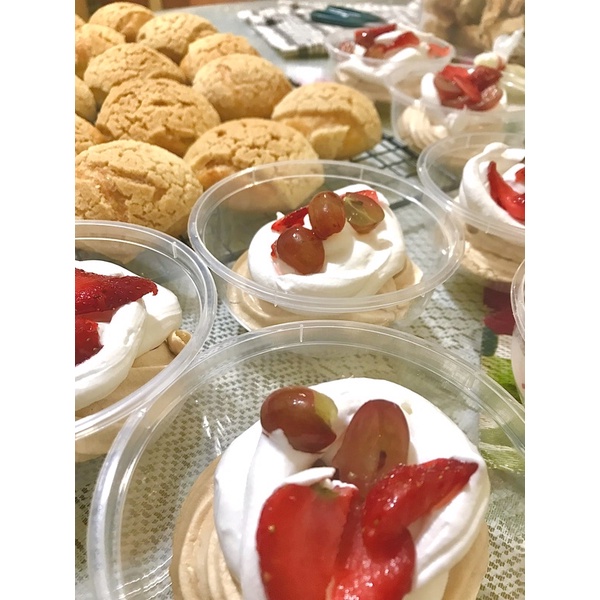 

mini pavlova cake
