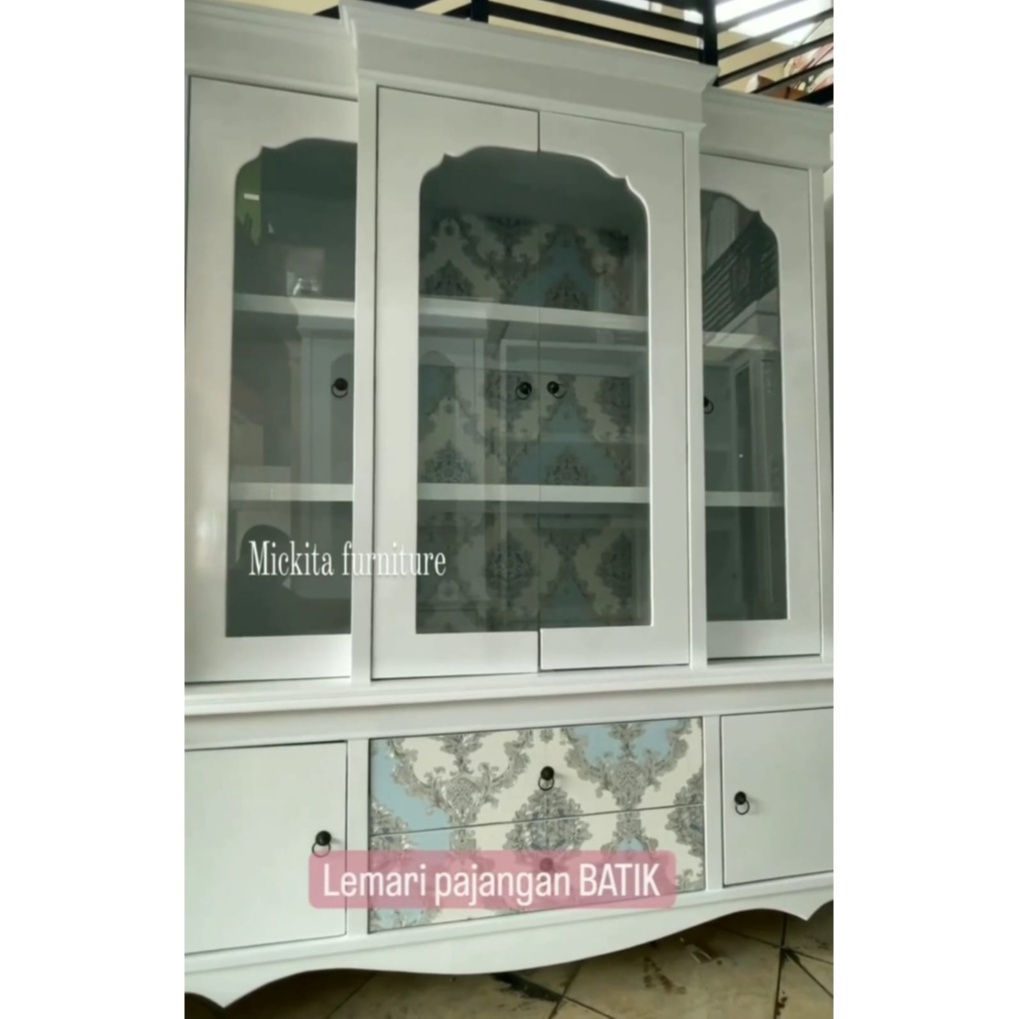 Lemari pajangan kaca 4 pintu shabby