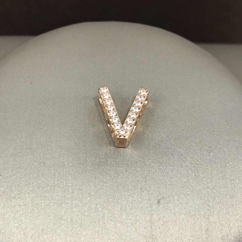 LIONTIN EMAS INISIAL HURUF V 750 LLE0279