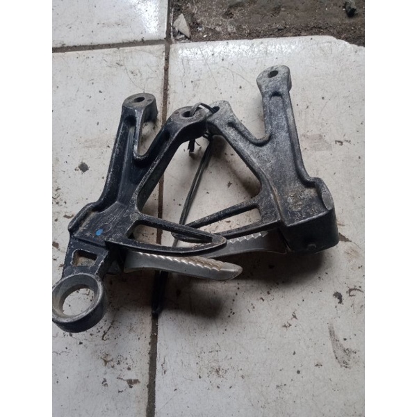 ijekan kaki pustep satria fu belakang kanan kiri bekas copotan motor asli original  seken