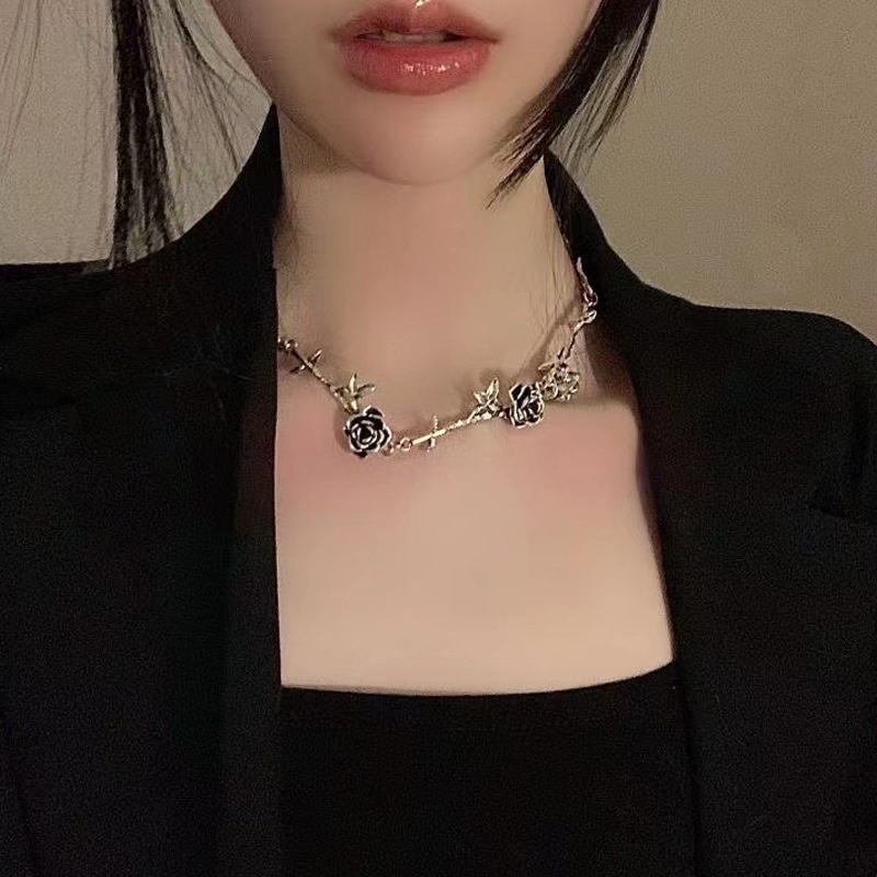 Kalung Rantai Liontin Bunga Mawar Bahan Metal Warna Hitam Gaya Punk Untuk Wanita
