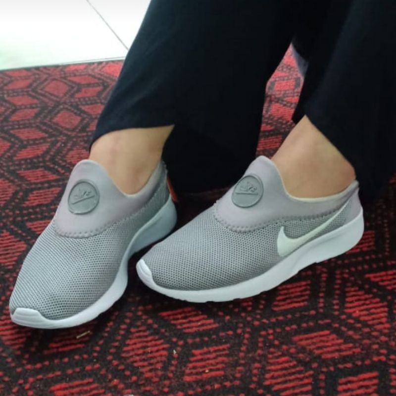 sepatu slop cewek/sepatu slop cowok/sepatu slop wanita/sepatu slop pria/sepatu olahraga/slop/nike