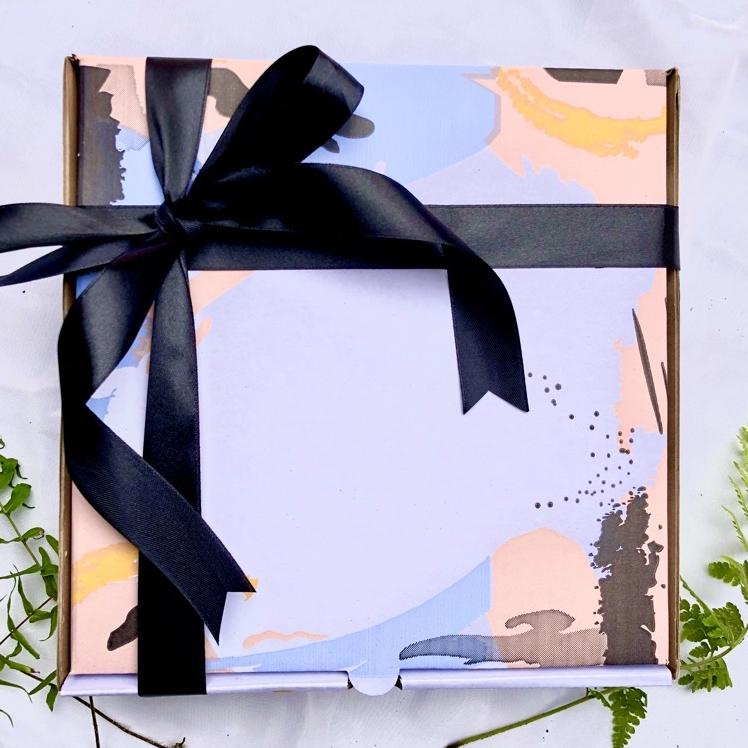 

タ BOX UKURAN 24X24X7 / KOTAK HAMPERS / BOX KADO / GIFT BOX / KOTAK KADO ➝