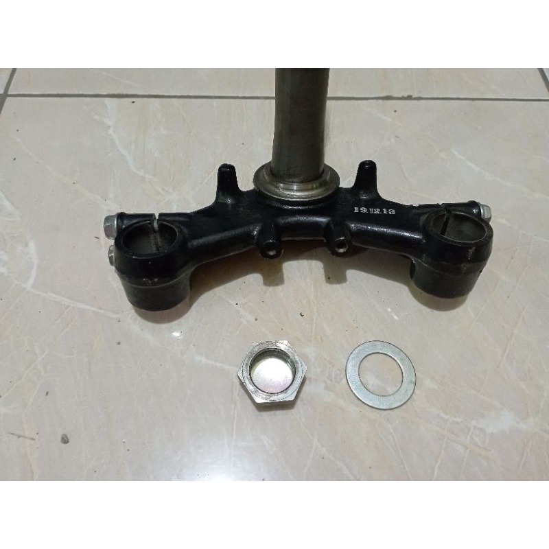 SEGITIGA BAWAH SHOCKBREAKER DEPAN FU 150 2008 2014 KUMPLIT BAUD RING KOMSTIR ORIGINAL