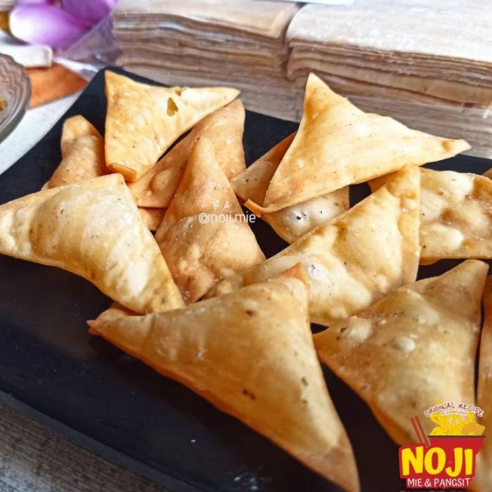 

Kulit pangsit noji polos/pedas/bawang/rendang 1kg (BISA PILIH UKURAN 7-12CM)