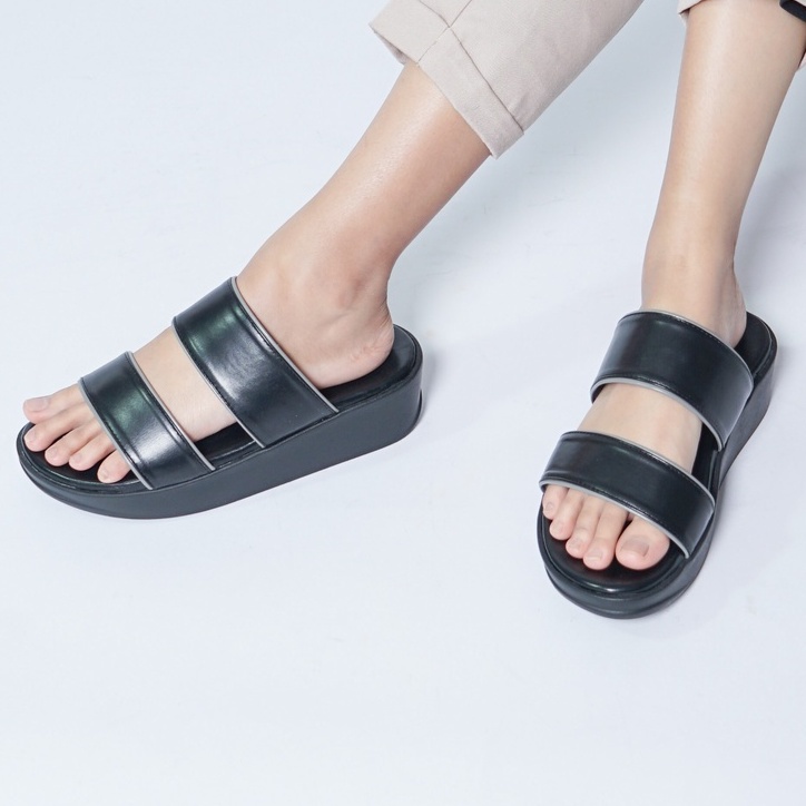 SARASARA YUK - Sandal Wanita Wedges SARA SARA KITTA Sendal Cewek Platform Wegdes Hak Tinggi 4cm Model Silang 2 Size 35 36 37 38 39 40 Pergi Jalan Santai Rumah Slop Warna  Grey Abu Selop Premium Kekinian Terbaru Shoes ORI Mall Official Store