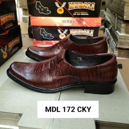 Sepatu kulit pantofel pria medali sepatu kerja formal tampil lebih keren