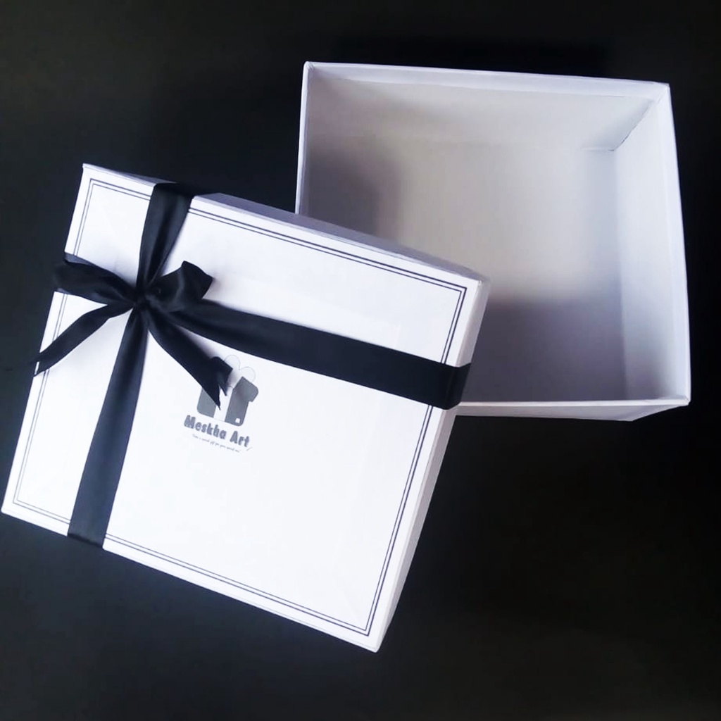 

Kotak kado hardbox ukuran 30x30x8 giftbox birthday ulang tahun box hampers bridesmaid souvenir custom desain
