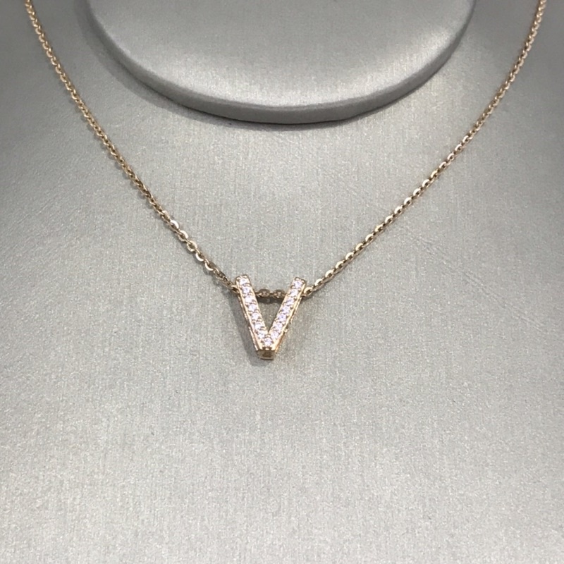 KALUNG EMAS INISIAL HURUF V 750 KKE0548