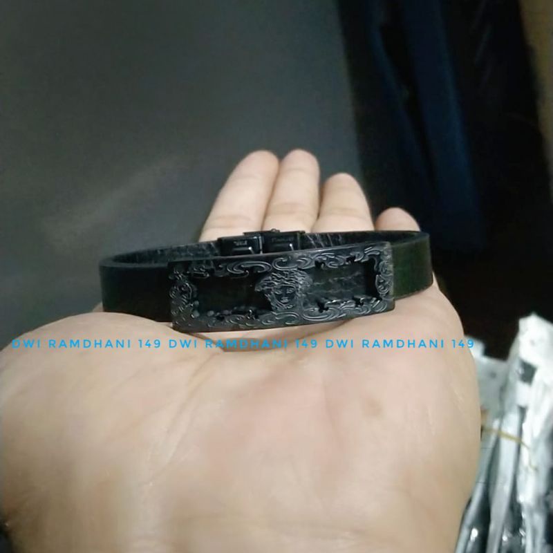 Gelang Kulit Titanium Versace hitam