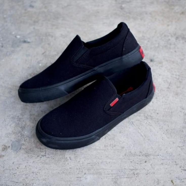 SEPATU WARRIOR SLIP ON ARTUR BLACK ORIGINAL WARRIOR SLIP ON FULL BLACK SEPATU SLIP ON HITAM POLOS • 