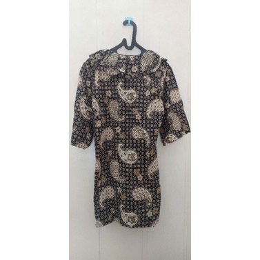 Dress batik tradisional wanita remaja.