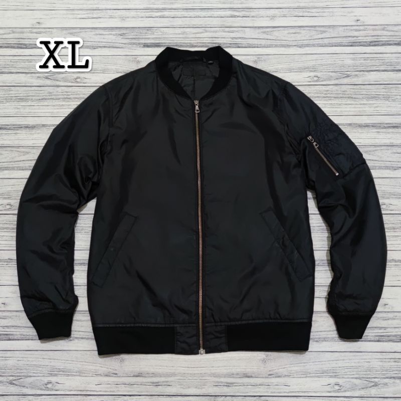 Bomber UNIQLO Hitam