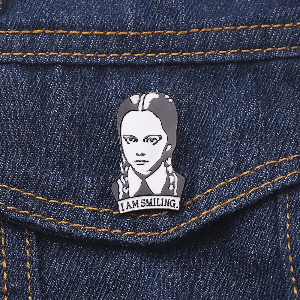 Rabu Addams I AM SMILING Girl Enamel Pin Komik Bros Lencana Kerah Lapel Pin Mantel Pakaian Dekor