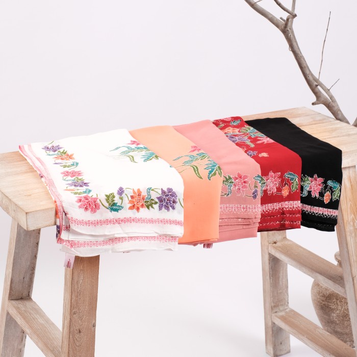 Kain Kain Sarung Batik Encim Pekalongan Meradelima Paris - 01
