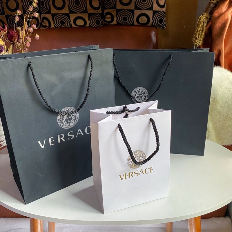 

Paper Bag Versace Hitam Tas Kado Kertas Pembungkus Baju Kaos