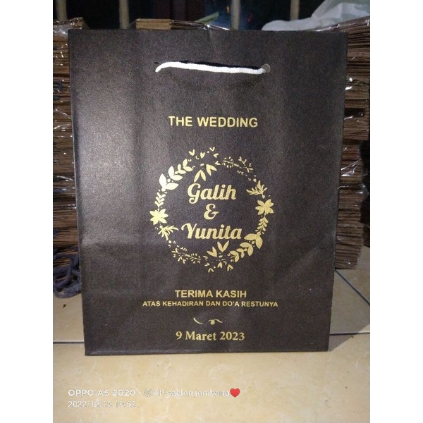 

Paperbag Hitam Sablon Gold|Polos Ukuran 20×10×25 paperbag wafer kugi/Roll