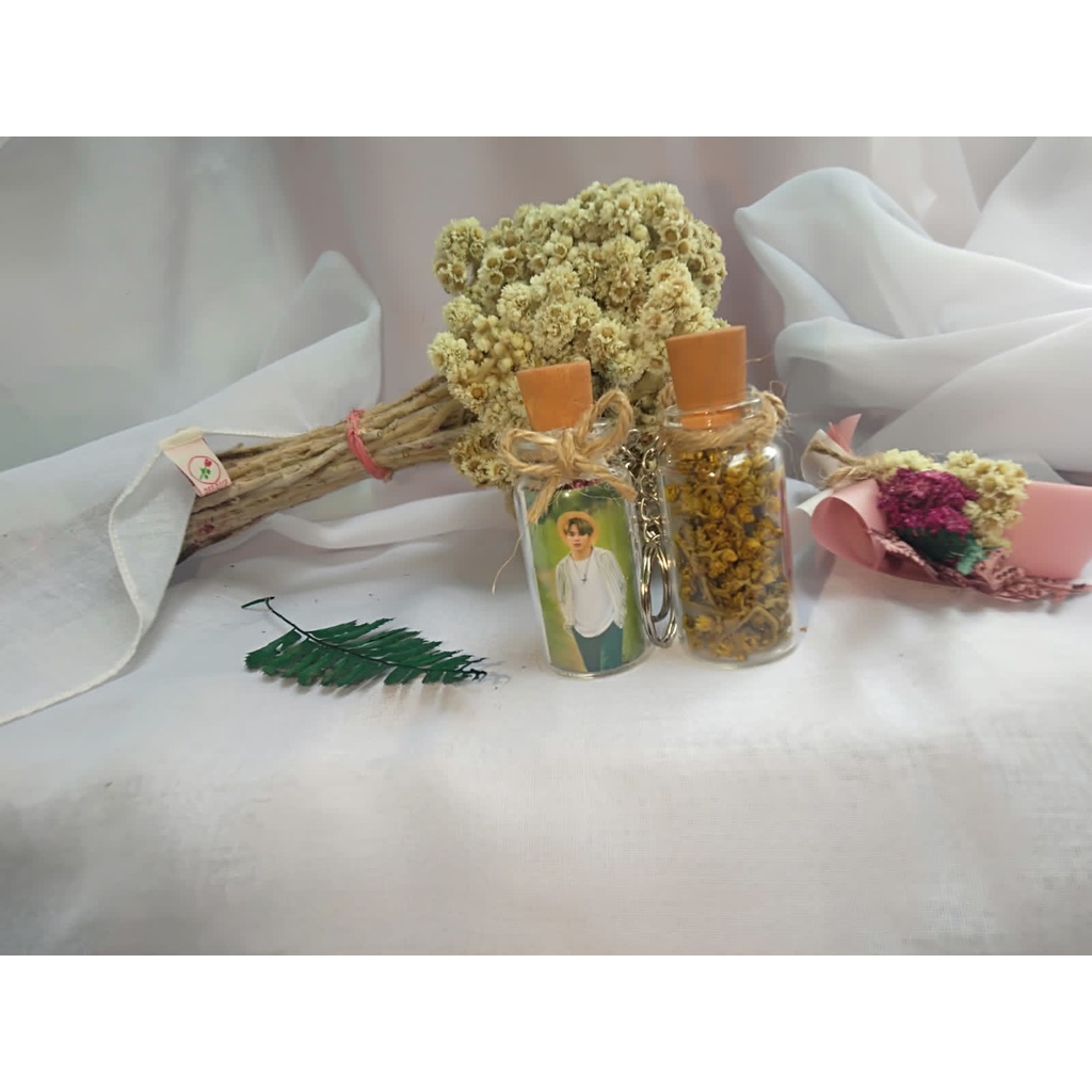 gantungan kunci bunga dalam botol