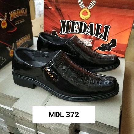 Sepatu kulit pria pantofel kantor Medali tampil lebih keren