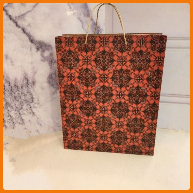 

PAPER BAG MOTIF BATIK TEBAL UK.28x10x36cm. 1 PAK ISI 12pcs