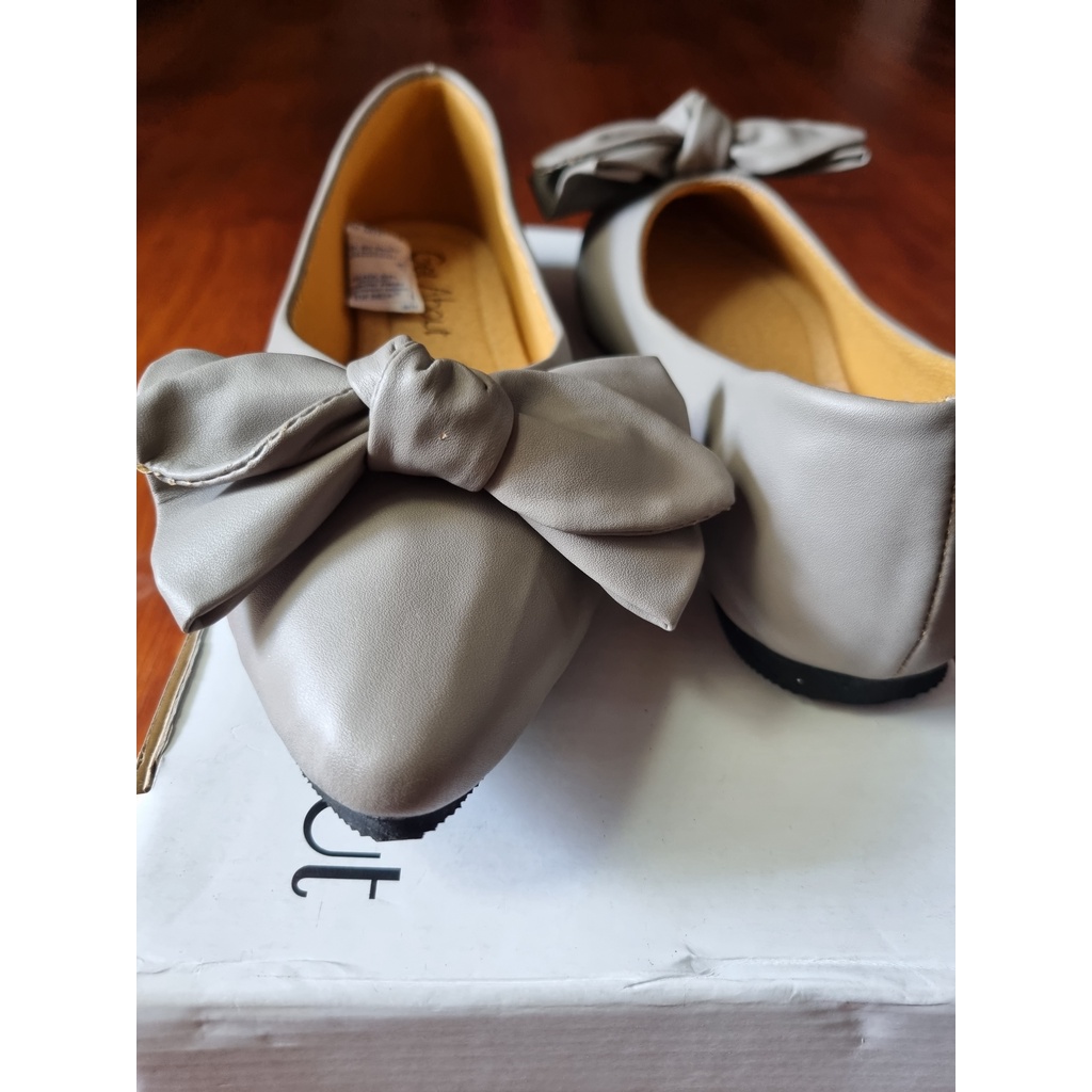 Sepatu Get About Flat Shoes Size 39 Ballerina Pita Ujung Lancip Tip Toe Warna Abu-abu