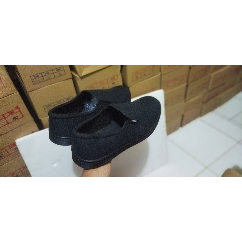 Sepatu slip on Hitam polos Sepatu pria Vans Hitam polos slip on