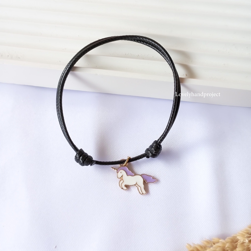 Gelang Karakter Unicorn Charm Lucu untuk couple Tali Anti Air dan Satin Lembut Pilihan Warna Liontin Cantik Kategori Fantasy 1pcs Gaya Korea Bisa Tambah Magnet